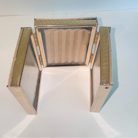 Vintage Tri Fold Hinged Gold Tone Freestanding Picture Frame Three 3x2 Photos - Picture 9 of 10